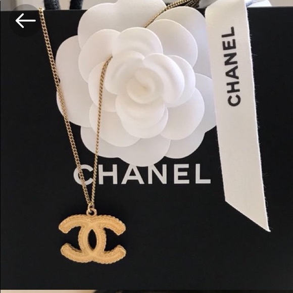 ❣️SOLD❣️Chanel Matte Gold CC necklace - Picture 4 of 8